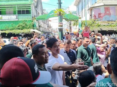 Gaya Kasual Kaesang Temani Jokowi Jalan-jalan di Malioboro