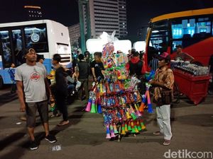 Malam Tahun Baru, Suara Terompet Bersahutan di Bundaran HI