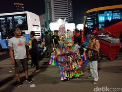 Malam Tahun Baru, Suara Terompet Bersahutan di Bundaran HI