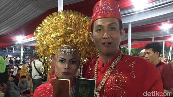 Foto: Gaya Pengantin di Nikah Massal, Pakai Sunting hingga Paes