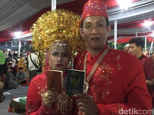 Foto: Gaya Pengantin di Nikah Massal, Pakai Sunting hingga Paes