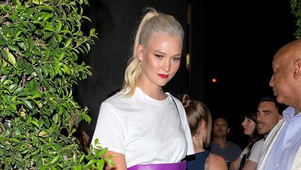 Foto: Inspirasi Fashion Selebriti Pakai Ultra Violet, Tren Warna 2018