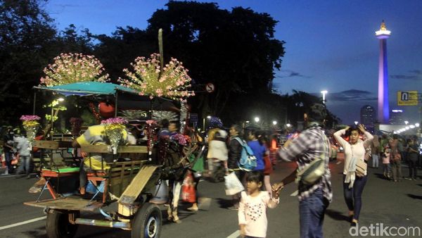 Menikmati Tahun Baru dengan Naik Delman Keliling Monas