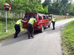 Polisi Disiagakan di Jalur Menanjak ke Obyek Wisata di Madiun
