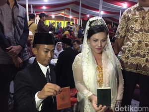 Sempat Terbata-bata, Andrianus Lega Bisa Pinang Ruri di Nikah Massal