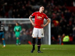 Phil Jones, bek tengah berusia 28 tahun ini juga akan dilepas. Musim ini dia masih berkutat dengan cedera (Reuters)