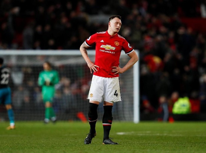 Soccer Football - Premier League - Manchester United vs Southampton - Old Trafford, Manchester, Britain - December 30, 2017   Manchester United's Phil Jones looks dejected after the match                            Action Images via Reuters/Jason Cairnduff    EDITORIAL USE ONLY. No use with unauthorized audio, video, data, fixture lists, club/league logos or 