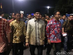 Dari Mobil Golf, Anies-Sandi Jalan Kaki ke Lokasi Car Free Night