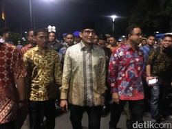 Dari Mobil Golf, Anies-Sandi Jalan Kaki ke Lokasi Car Free Night