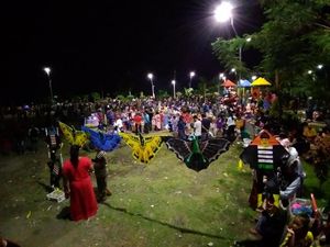 Pungkasi Tahun 2017, Warga Tumplek Blek di Taman Suroboyo