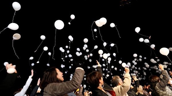 Foto: Warga Tokyo Melepas Balon di Tahun Baru 2018