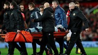 Lukaku akhirnya ditandu keluar lapangan dan tak bisa melanjutkan permainan. Dia digantikan oleh Marcus Rashford. Foto: Jason Cairnduff/Action Images via Reuters