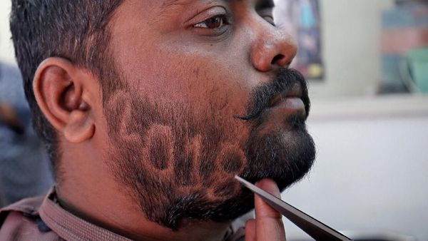 Sambut Tahun Baru, Pria di India Cukur Brewok 2018