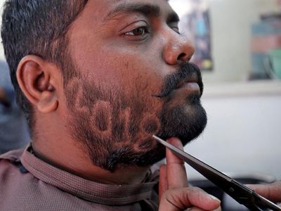 Sambut Tahun Baru, Pria di India Cukur Brewok 2018