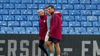 De Bruyne dipapah dua anggota tim medis Man City. Belum diketahui berapa lama dia akan absen (REUTERS/David Klein)