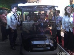 Nyetir Mobil Golf, Anies Menuju Lokasi Nikah Massal DKI