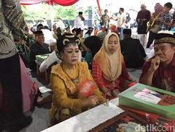 Peserta Nikah Massal DKI Berbusana Jawa, Betawi, hingga Minang