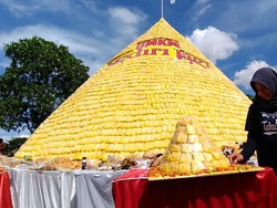Ada Tumpeng Tahu Kuning Raksasa di Kediri, Habiskan 3 Ton Kedelai