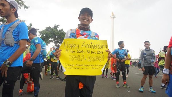 So Sweet! Lari Jakarta-Bogor Rayakan Tahun Baru Sekaligus Ultah Perkawinan