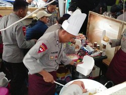 Sambut Tahun Baru, Polisi Bagikan Nasgor dan Kopi di Bandung