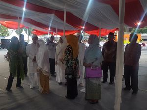 Dari Muda hingga Tua, Calon Pengantin Nikah Massal Mulai Berdatangan