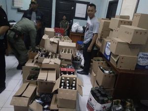 Rumahnya Jadi Gudang Miras, Pemuda Garut Nangis Digerebek Petugas