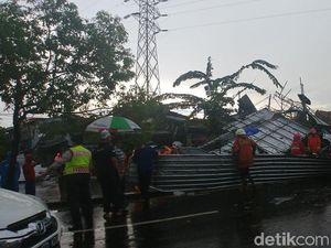 Atap Bangunan Roboh di Pramuka, Jalur Lambat ke Matraman Ditutup