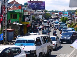 Polisi Terapkan One Way Selama Libur Natal-Tahun Baru Cegah Macet di Puncak