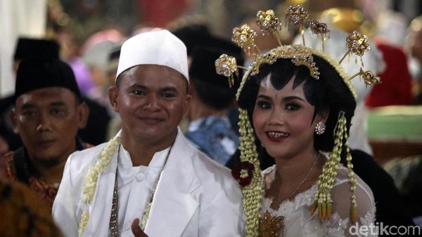 Senyum Bahagia 437 Pasang Pengantin yang Dinikahkan Massal