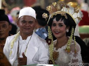 Senyum Bahagia 437 Pasang Pengantin yang Dinikahkan Massal