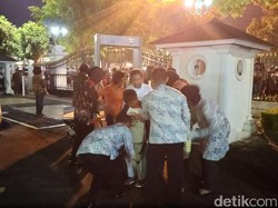 Gerbang Dibuka, Jokowi Ajak Warga Foto di Dalam Gedung Agung