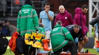 Ekspresi Danilo saat menyaksikan cedera yang dialami De Bruyne (REUTERS/David Klein)