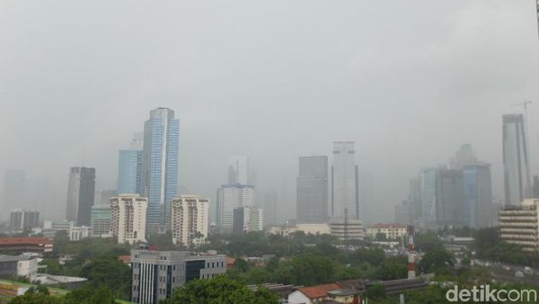 Penampakan Hujan Deras di Ibu Kota Jelang Pergantian Tahun