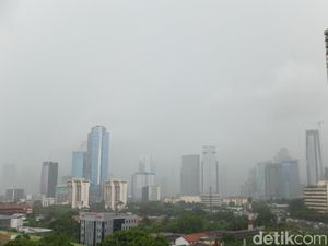 Penampakan Hujan Deras di Ibu Kota Jelang Pergantian Tahun