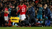 Tim medis cukup lama merawat Lukaku di atas lapangan sehingga pertandingan terhenti sekitar enam menit. Foto: Andrew Yates/Reuters