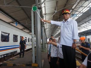 Aksi Menhub Jadi Petugas Pengatur KA di Stasiun Poncol