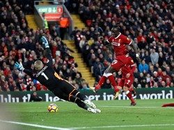 Momen bagus lainnya didapatkan Sadio Mane, yang menghadapi gawang dari jarak dekat. Tapi hakim garis mengangkat bendera tanda offside. (Foto: Carl Recine/ Action Images via Reuters)