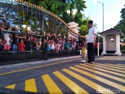 Jokowi Gandeng Jan Ethes Keluar Gedung Agung, Sapa Warga Yogya