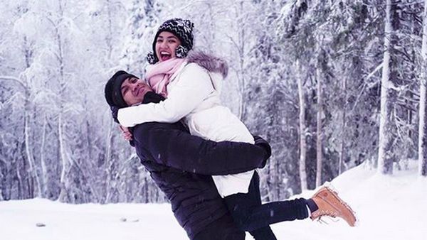 Cihuy! Natasha Rizki dan Desta Happy Banget di Tengah Salju