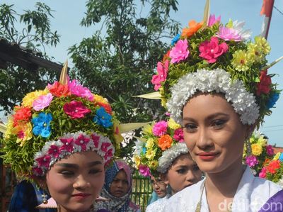 Foto: Gadis-gadis Cantik Bermahkota Bunga dari Indramayu