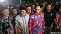Anies-Sandi di Nikah Massal, Jadi Saksi hingga Foto Bareng Pengantin
