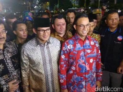 Anies-Sandi di Nikah Massal, Jadi Saksi hingga Foto Bareng Pengantin