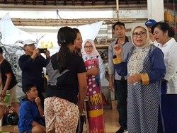 Mufidah Kalla Beri Bantuan Kasur ke Pengungsi Gunung Agung
