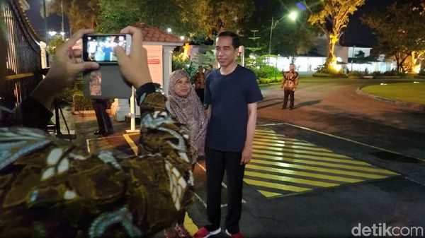Foto: Jokowi Foto Bareng Warga, Anak Cucu Siapkan Kembang Api