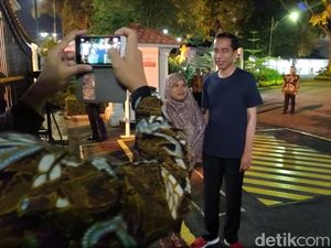 Foto: Jokowi Foto Bareng Warga, Anak Cucu Siapkan Kembang Api