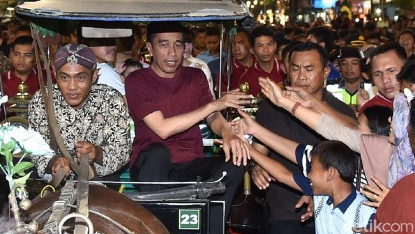 Gaya Santai Jokowi di Malioboro: Beli Sandal dan Naik Andong