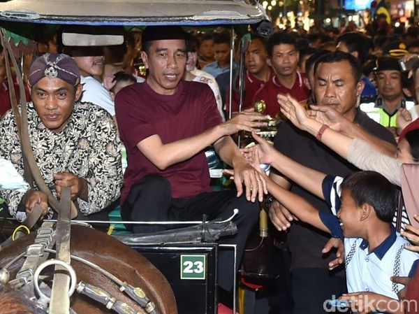 Gaya Santai Jokowi di Malioboro: Beli Sandal dan Naik Andong
