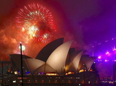 Kembang Api Spektakuler Tandai Tahun Baru 2018 di Sydney
