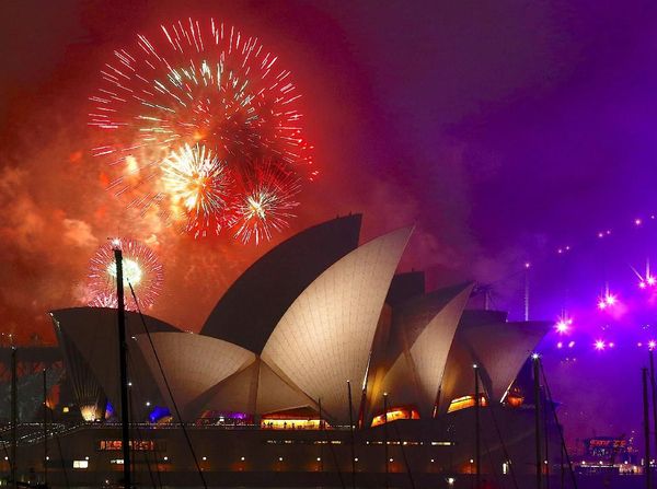 Kembang Api Spektakuler Tandai Tahun Baru 2018 di Sydney