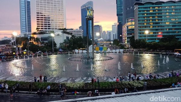 Potret Suasana Bundaran HI Sambut Warga Rayakan Tahun Baru